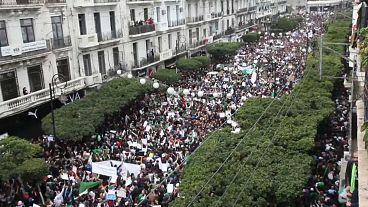 Continuam os protestos contra recandidatura do presidente argelino