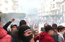 Algériai tüntetések: vízágyú, könnygáz, hanggránát