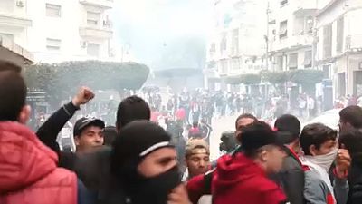 Algériai tüntetések: vízágyú, könnygáz, hanggránát