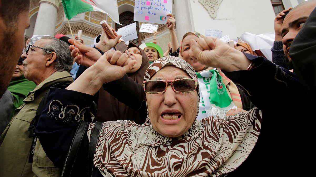 وكالة الأنباء الجزائرية تقول المحتجون يطالبون "بتغيير النظام"