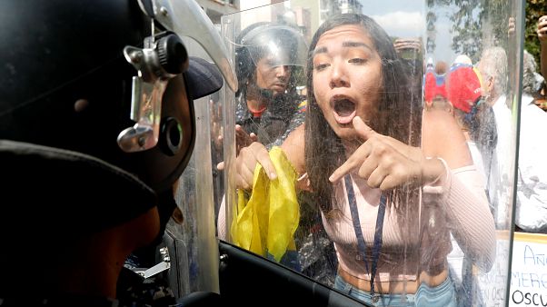 Venezuela'da muhalifler yeniden sokağa iniyor Venezuela'da muhalifler yeniden sokağa iniyor