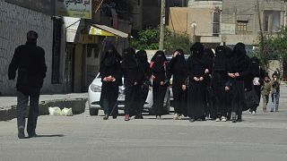 زوجات داعش: شجار وشتائم واعتداء "الأجنبيات" على "المحليات"