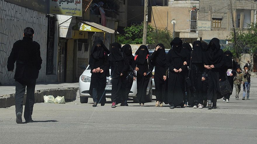 زوجات داعش: شجار وشتائم واعتداء "الأجنبيات" على "المحليات" زوجات داعش: شجار وشتائم واعتداء "الأجنبيات" على "المحليات"