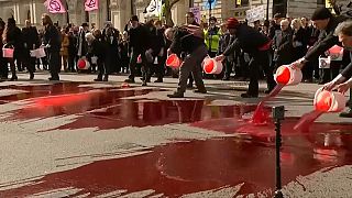 شاهد: محتجون ضد تغير المناخ يسكبون دما مصطنعا وسط لندن