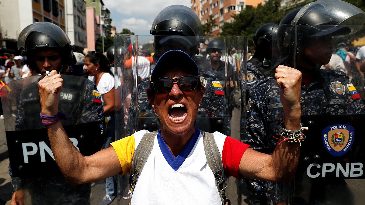 دعوات من الرئيس الفنزويلي والمعارضة للأنصار بالتظاهر ومادورو يدين هجمة الكترونية