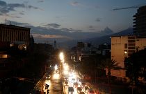 Le uniche luci nella notte di Caracas: i fari delle auto. 