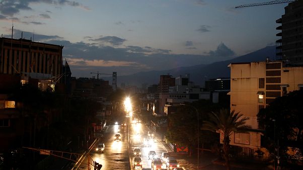 Le uniche luci nella notte di Caracas: i fari delle auto. Le uniche luci nella notte di Caracas: i fari delle auto.