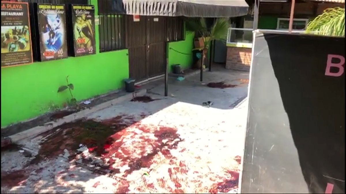 مقتل 15 شخصا وإصابة آخرين في إطلاق نار داخل حانة بالمكسيك