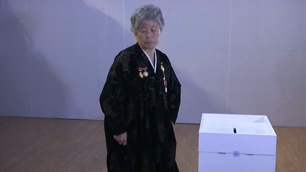 Β. Κορέα: «Η γιορτή της Δημοκρατίας» Β. Κορέα: «Η γιορτή της Δημοκρατίας»
