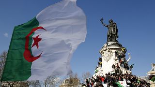 شاهد: الاف الجزائرين في فرنسا يتظاهرون ضد ترشح بوتفليقة لولاية خامسة