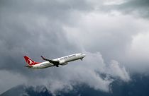 شاهد: لحظات الرعب والدمار على متن رحلة للخطوط الجوية التركية بسبب إضطرابات جوية 