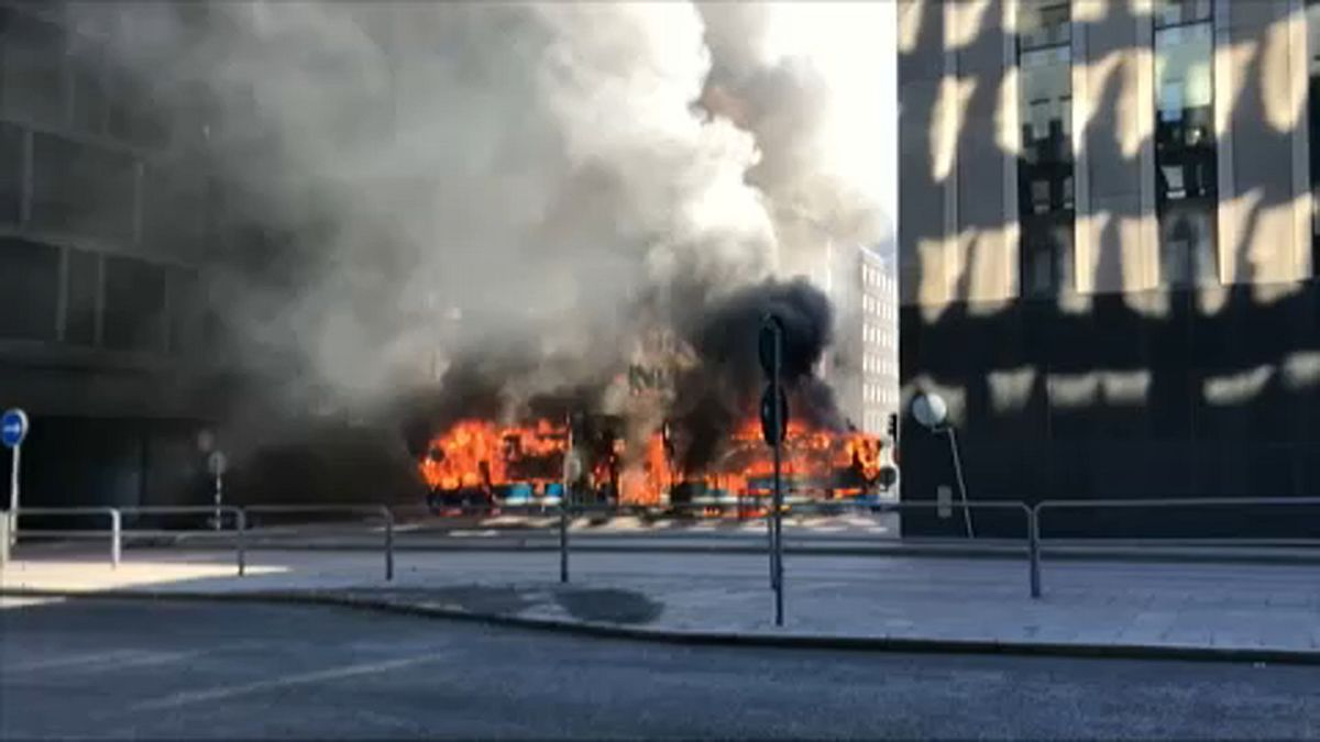 شاهد: انفجار حافلة ركاب وسط ستوكهولم