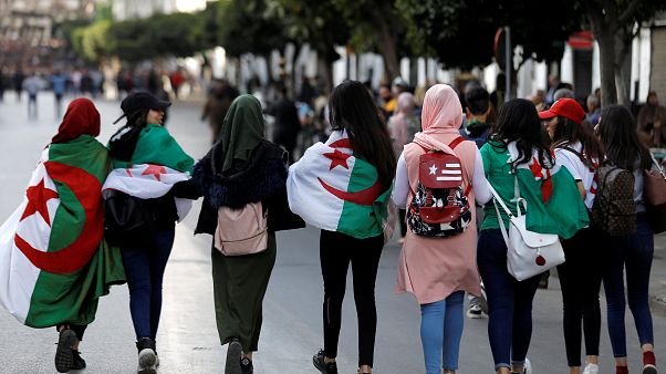 Milhares de argelinos em protesto no retorno de Bouteflika ao país Milhares de argelinos em protesto no retorno de Bouteflika ao país