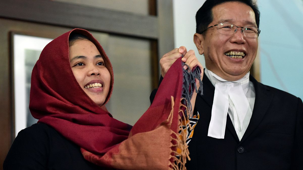 La mujer indonesia absuelta junto a su abogado