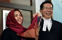 La mujer indonesia absuelta junto a su abogado