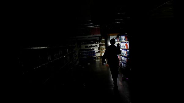 Un supermercado a oscuros luego de un saqueo durante el apagón. Caracas. Un supermercado a oscuros luego de un saqueo durante el apagón. Caracas.