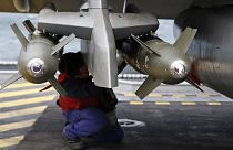 Bombes sous l'aile d'un Rafale sur le pont du Charles de Gaulle -28/01/2018