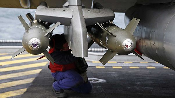 Bombes sous l'aile d'un Rafale sur le pont du Charles de Gaulle -28/01/2018 Bombes sous l'aile d'un Rafale sur le pont du Charles de Gaulle -28/01/2018