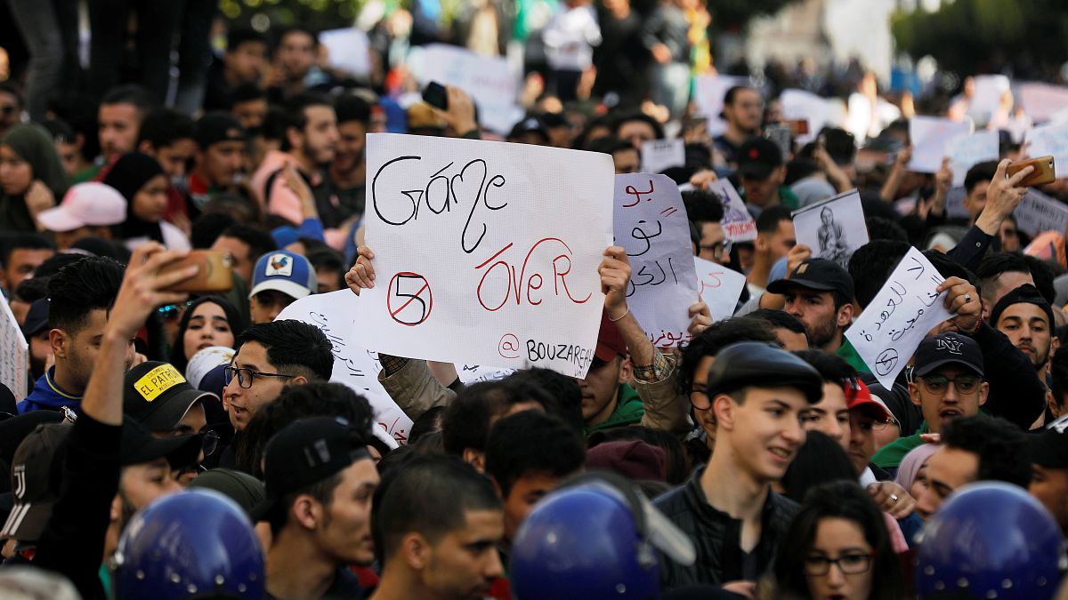 طلاب يشاركون في احتجاجات ضد حكم الرئيس الجزائري عبد العزيز بوتفليقة 