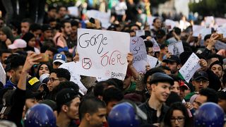 طلاب يشاركون في احتجاجات ضد حكم الرئيس الجزائري عبد العزيز بوتفليقة