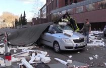 فيديو: نجاة سائق من حطام مبنى سقط على سيارته بسبب عاصفة في ألمانيا