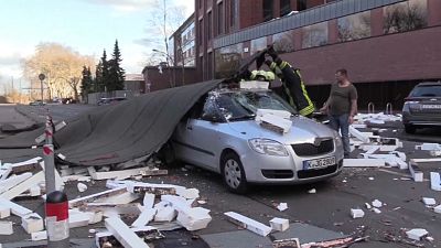 فيديو: نجاة سائق من حطام مبنى سقط على سيارته بسبب عاصفة في ألمانيا