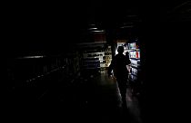 Saccheggi, code, crisi alimentare e sanitaria: le foto del blackout in Venezuela