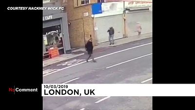 شاهد: رجل ينجو من انهيار جدار بأعجوبة في لندن