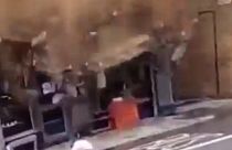 مرد بریتانیایی از ریزش بخشی از یک ساختمان جان سالم به در برد