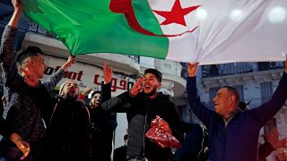 جزائريون يحتفلون بإعلان الرئيس بوتفليقة عدم ترشحه لولاية خامسة