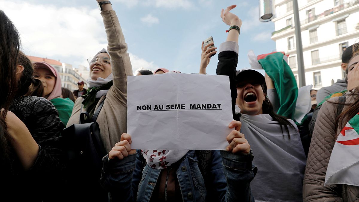 Les Algériens se sentent floués : Bouteflika, rusé, prolonge son mandat