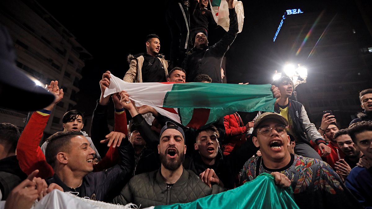 Algéria: Bouteflika nem indul, de választás se lesz