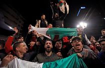 Argélia entre a euforia e a dúvida com desistência de Bouteflika