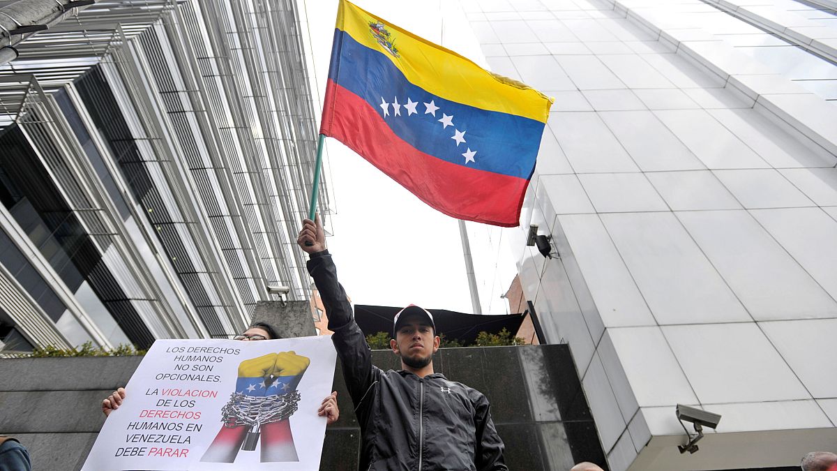 فنزويليون في بوغوتا يحتجون على الرئيس الفنزويلي مادورو