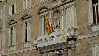 Ordenan retirar todos los símbolos independentistas de la Generalitat