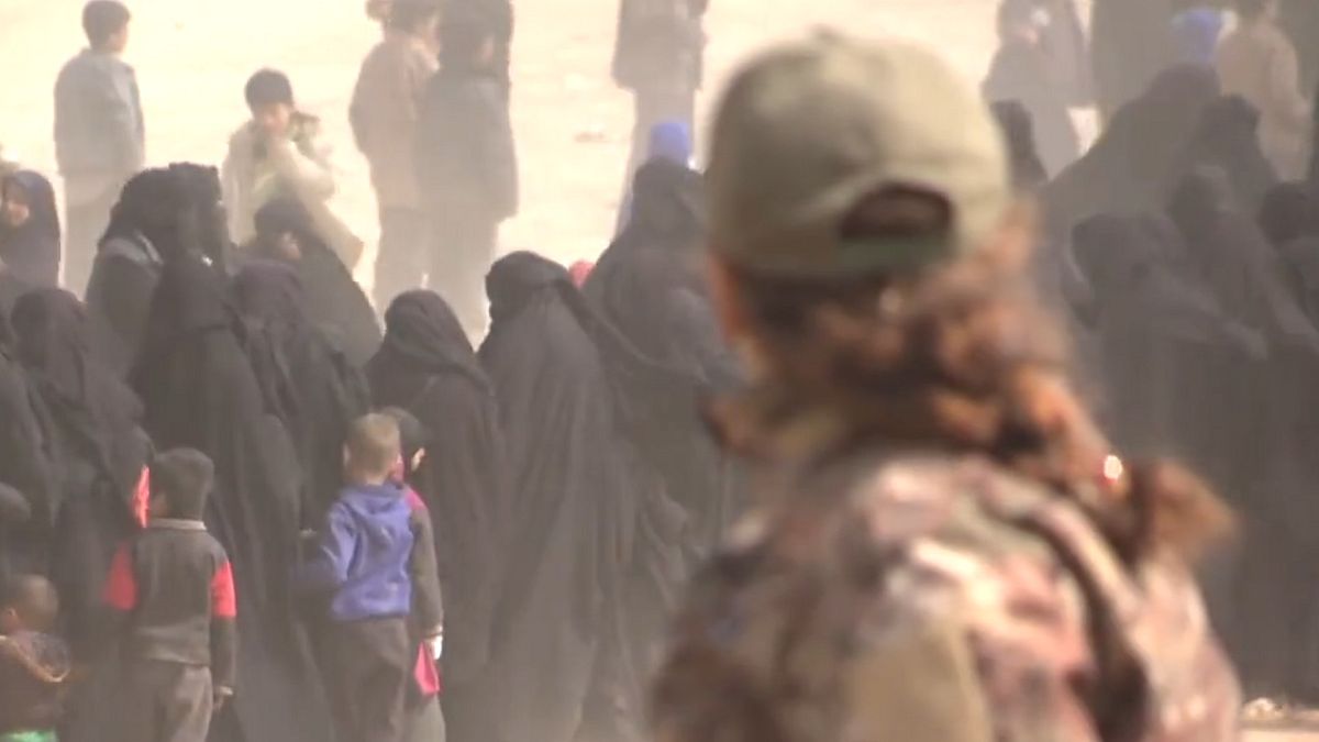 Video: IŞİD'den kaçan Yezidi kadın kendisine zorla giydirilen çarşafı yaktı