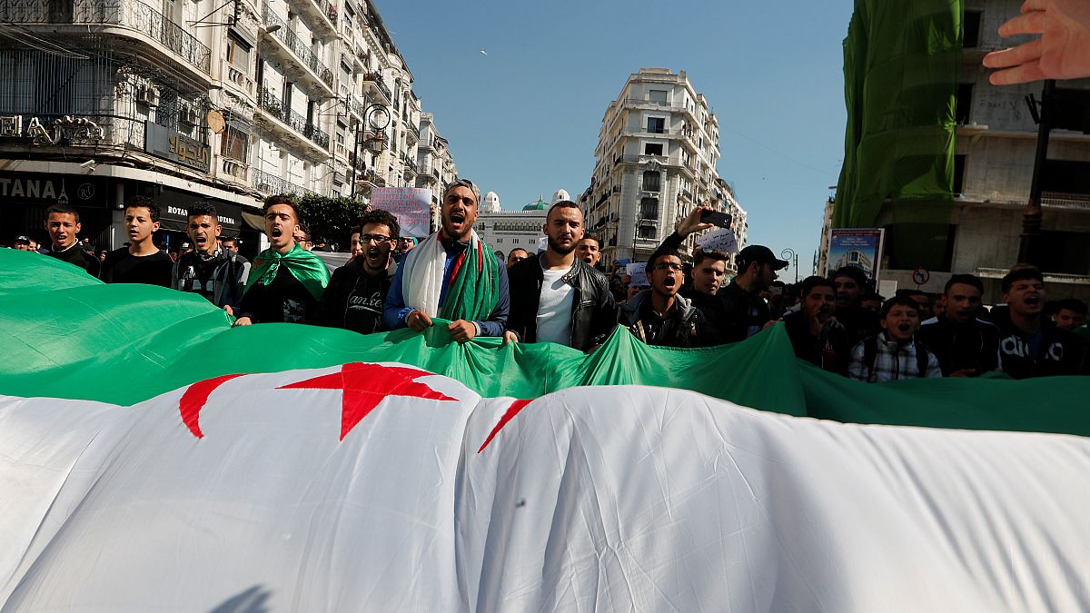 جزائريون يشاركون في مظاهرة تطالب بتغييرات سياسية فورية في الجزائر العاصمة