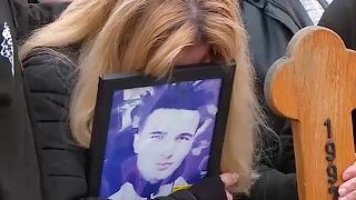A tüntetések után újratemetik a boszniai fiatalt