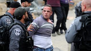 الشرطة الإسرائيلية تعتقل فلسطينيا قرب الأقصى بعد اعتداء أفرادها على المصلين