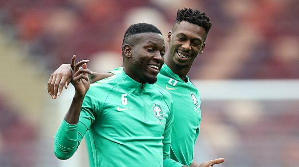 اللاعب السعودي عمر هوساوي (الى اليسار) اللاعب السعودي عمر هوساوي (الى اليسار)