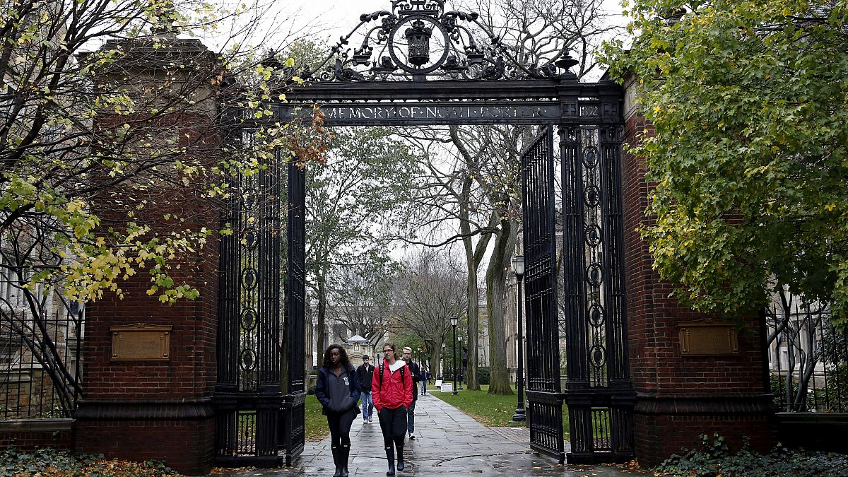  Yale Üniversitesi kampus girişi 