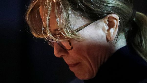 Beim Pfuschen erwischt - Felicity Huffman Beim Pfuschen erwischt - Felicity Huffman