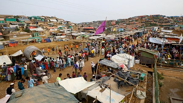 لاجئون من الروهينجا داخل سوق بمخيم في بنغلاديش لاجئون من الروهينجا داخل سوق بمخيم في بنغلاديش