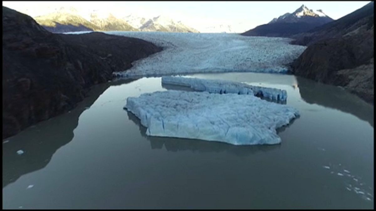 Dos icebergs se desprenden del Glaciar Grey, en la Patagonia chilena 