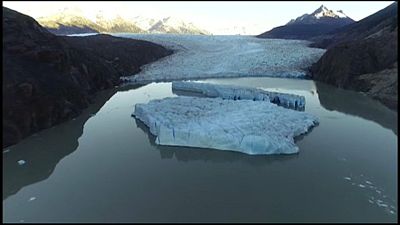 Dos icebergs se desprenden del Glaciar Grey, en la Patagonia chilena
