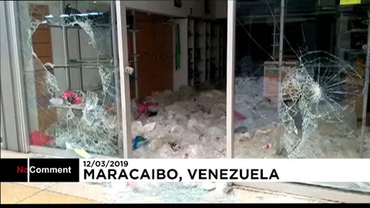 Shopping centre looted amid Venezuela blackout