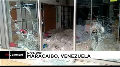 شاهد: أعمال نهب وتخريب أثناء انقطاع التيار الكهربائي في فنزويلا