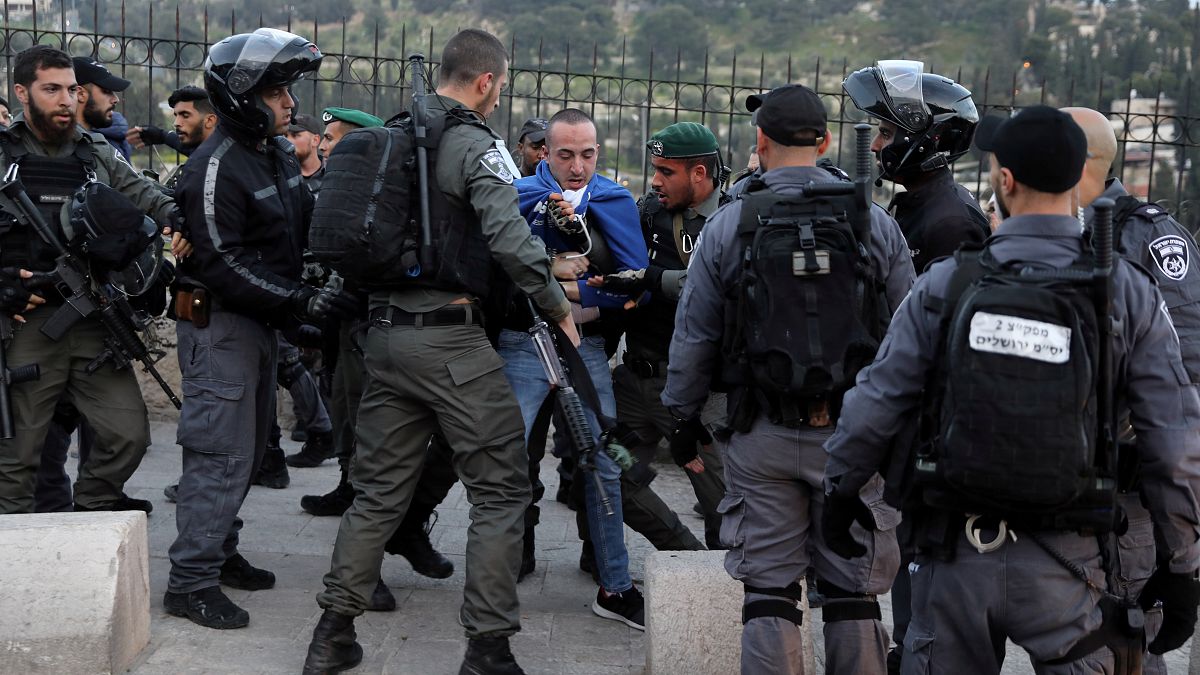 أفراد من الشرطة الإسرائيلية يعتقلون محتجا فلسطينيا خارج المسجد الأقصى