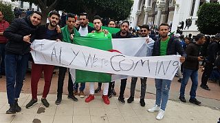 I manifestanti in Algeria e l'appello-minaccia all'Italia