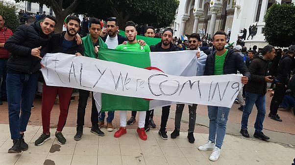 I manifestanti in Algeria e l'appello-minaccia all'Italia I manifestanti in Algeria e l'appello-minaccia all'Italia